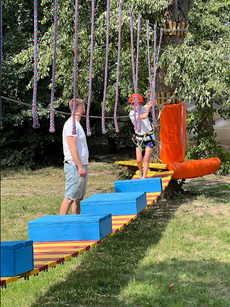 park linowy z wieloma przeszkodami